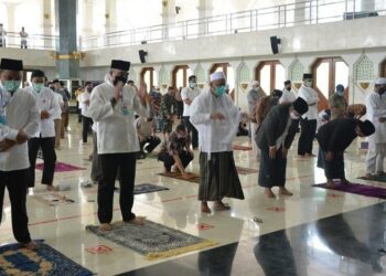 Salat Jumat di Masjid Al-Amjad, Bupati Zaki Pesan Patuhi Protokol Kesehatan