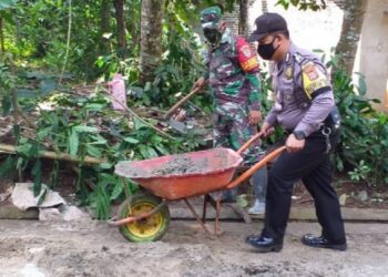 Polri dan TNI Gotong Royong Perbaiki Jalan Berlubang