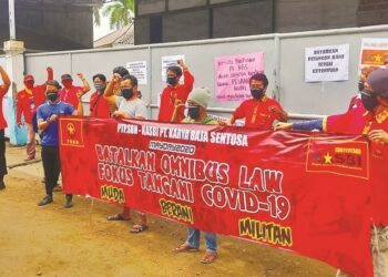 ILUSTRASI: Aksi buruh di Kota Tangerang beberapa waktu lalu. (IRFAN/SATELIT NEWS)