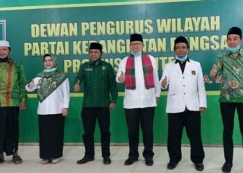 KOMUNIKASI POLITIK: Pasangan Siti Nur Azizah-Ruhamaben bersama pengurus PKB Provinsi Banten saat keduanya menyambangi kantor PKB Provinsi Banten, Sabtu (29/8). (ISTIMEWA)