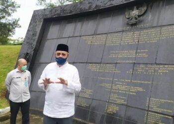 REVITALISASI: Wakil Walikota Tangsel Benyamin Benyamin Davnie saat meninjau lokasi Monumen Lengkong, Serpong, Jumat (14/8). (ISTIMEWA)