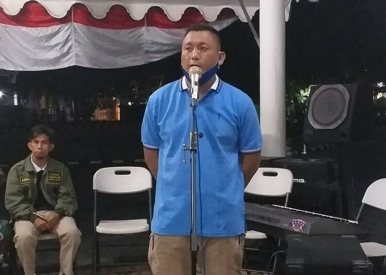 SAMBUTAN: Dandim 0601 Kabupaten Pandeglang, Letkol Kav Dedi Setiadi sedang memberikan sambutan, pada acara silaturahmi dengan sejumlah wartawan di Makodim Pandeglang, Jumat (29/8) malam lalu. (NIPAL/SATELIT NEWS)
