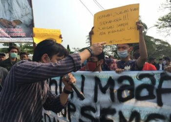 UNJUK RASA: Sejumlah massa melakukan unjuk rasa terkait kerusakan Jalan Ir Juanda, Kecamatan Batuceper, Kota Tangerang, Jumat (7/8). (IRFAN/SATELIT NEWS)