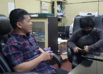 BERBINCANG: Wakil Ketua Komisi II DPRD Kabupaten Serang, Ahmad Faisal, sedang berbincang dengan seorang warga, di ruang kerjanya. (SIDIK/SATELIT NEWS)