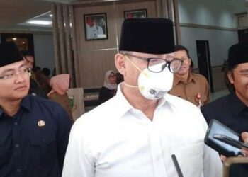 WAWANCARA: Gubernur Banten Wahidin Halim (tengah), didampingi Wakil Gubernur Andika Hazrumy (kiri) dan Sekda Banten Al Muktabar (kanan), saat di wawancara sejumlah wartawan. (ISTIMEWA)