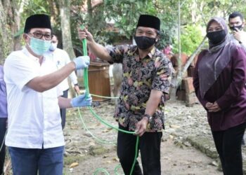 SIMBOLIS: Sekjen Kemendagri, Muhamad Hudori secara simbolis menyerahkan bantuan kerbau dan sapi kepada Sekda Provinsi Banten, yang didampingi Bupati Pandeglang, Irna Narulita di wilayah Kecamatan Majasari, Sabtu (1/8). (NIPAL/SATELIT NEWS)