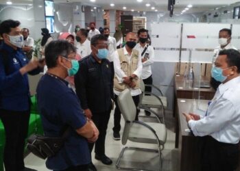 MENINJAU: Kemenpan RB didampingi Sekda Pandeglang beserta jajarannya saat meninjau kondisi MPP Kabupaten Pandeglang, Rabu (12/8) lalu. (NIPAL/SATELIT NEWS)