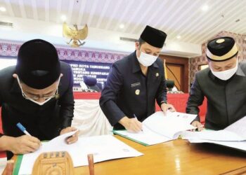 TANDATANGAN: Walikota Tangerang Arief Wismansyah dan Ketua DPRD Kota Tangerang Gatot Wibowo menandatangani kesepakatan Kebijakan Umum Anggaran (KUA) dan Prioritas Plafon Anggaran Sementara (PPAS) APBD Kota Tangerang tahun anggaran 2021 dalam rapat paripurna di gedung DPRD Kota Tangerang, Selasa (25/8). (ISTIMEWA)