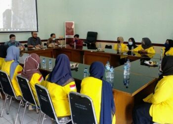 EVALUASI: Dinas Pendidikan dan Kebudayaan (Dindikbud)‎ Kabupaten Serang saat melakukan evaluasi program beasiswa di UI, Selasa (18/8). (SIDIK/SATELIT NEWS)