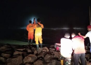 PENCARIAN: Petugas SAR saat melakukan pencarian korban terseret ombak di pantai Pasir Putih, Malingping, Lebak. (ISTIMEWA)