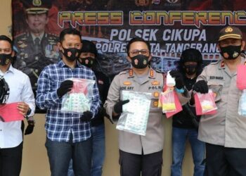 BARANG BUKTI: Kapolres Kota Tangerang Kombes Pol Ade Ary Syam Indradi memperlihatkan barang bukti 1.722 butir obat-obatan terlarang di Mapolsek Cikupa, Selasa (24/8). (ALFIAN/SATELIT NEWS)