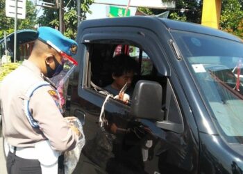 RAZIA MASKER: Anggota Polsek Jatiuwung saat menggelar razia masker kepada warga, Rabu (26/8). (IRFAN/SATELIT NEWS)