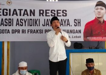 RESES: Anggota Komisi VIII DPR RI Mochamad Hasbi Asyidiki Jayabaya, saat menggelar reses di Kampung Bujung Buruk, Desa Jagabaya, Kecamatan Warunggunung. (MULYANA/SATELIT NEWS)