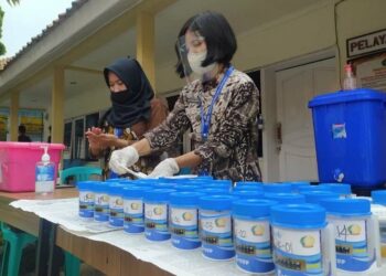 TES URINE: Petugas BNN Banten sedang menunggu hasil tes urine yang dilakukan tehadap para petugas dan napi Rutan Kelas II B Pandeglang, Rabu (5/8). (ISTIMEWA)