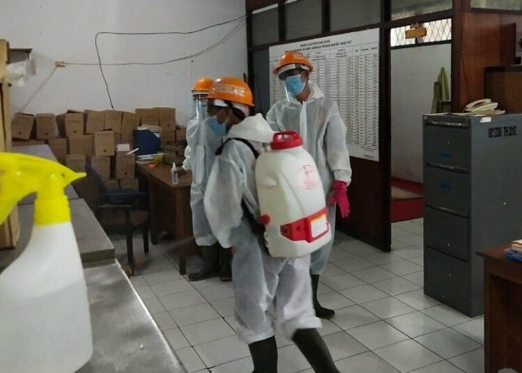 SEMPROT DISINFEKTAN: Petugas BPBD Kabupaten Serang sedang melakukan penyemprotan disinfektan di lingkungan perkantoran Pemkab Serang, Kamis (3/9). (SIDIK/SATELIT NEWS)