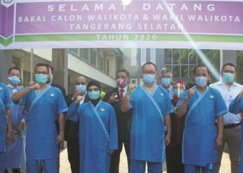 TES KESEHATAN: Tiga pasang bakal calon walikota dan wakil walikota Tangsel saat menjalani tes kesehatan di RSUD Kabupaten Tangerang, Selasa (8/9). (DEDE KURNIAWAN/SATELIT NEWS)