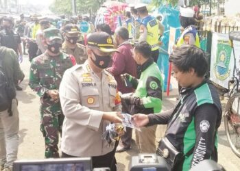 Polrestro Tangerang Kota Bagikan Ribuan Masker ke Warga