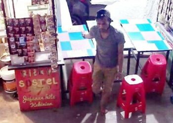 Dua Pencuri Warung Kopi Terekam CCTV