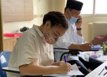 TES PSIKOLOGI : Bakal calon walikota dan wakil walikota Tangsel Muhamad-Rahayu Saraswati mengikuti tes psikologi di RSU Kabupaten Tangerang, Rabu (9/9).  (IDRAL/BNN)