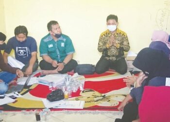 DIALOG: Wakil Walikota Tangerang Sachrudin melakukan dialog dengan warga terdampak proyek JORR 2 di Kampung Baru Kelurahan Jurumudi, Kecamatan Benda, Kota Tangerang, Kamis (3/9). (IRFAN/SATELIT NEWS)