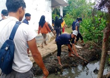 Banjir Sudah Surut, Masyarakat Gotong Royong Bersihkan Lingkungan