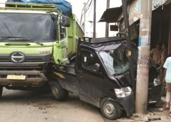 Truk Tanah Seruduk Mobil Pick Up di Jalan Raya Kosambi Timur