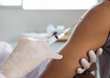 Vaksin Covid-19 Disuntikkan Tenaga Kesehatan Secara Bertahap