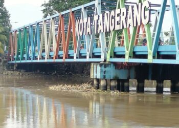 Hujan Picu Penambahan Volume Sampah di Sungai Cisadane