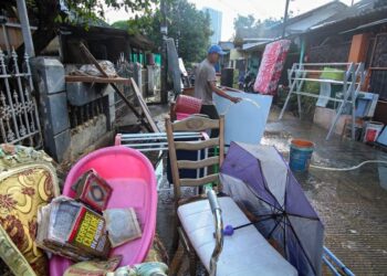 Bersih-Bersih Rumah Pasca Banjir di Ciledug Indah