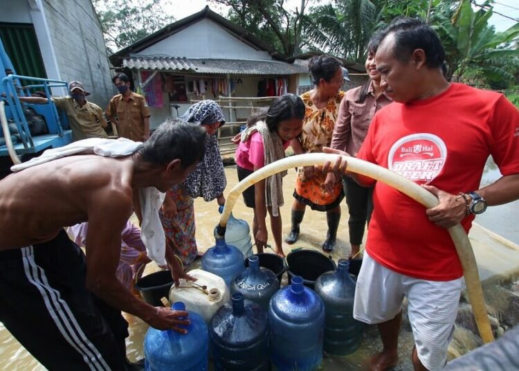 Distribusi Air Bersih di Pemukiman Terdampak Banjir