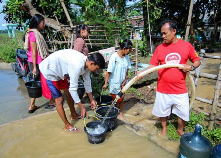 Distribusi Air Bersih di Pemukiman Terdampak Banjir
