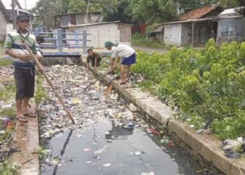 Minim TPS, Sampah Numpuk di Kali Kamal Desa Gaga Pakuhaji