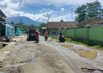Jalan Mandalawangi-Carita Rusak Parah, Bahayakan Pengguna Jalan