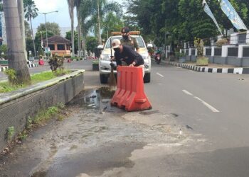 Satpol PP Pandeglang  Tambal Jalan Bolong