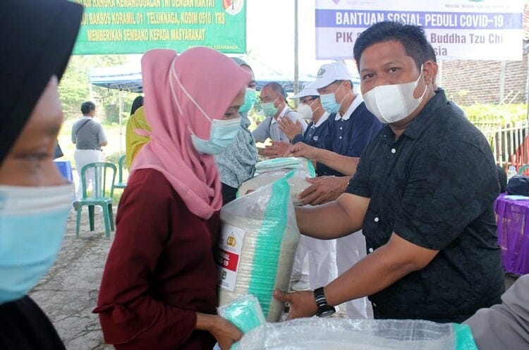Warga Lemo di Kabupaten Tangerang Mendapat 1.200 Paket Sembako