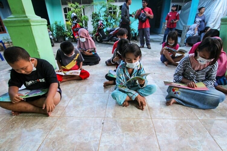 Badut Berkeliling Mengajak Anak-anak Membaca Buku