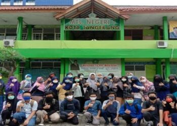BOARDING SCHOOL: Pelajar MTsN 1 Kota Tangerang berpose di depan gedung MTsN 1 Kota Tangerang. (ISTIMEWA)