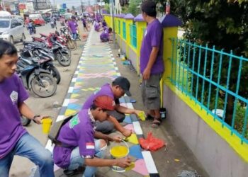 Puluhan PKL di Sepatan Tangerang Bersihkan Trotoar