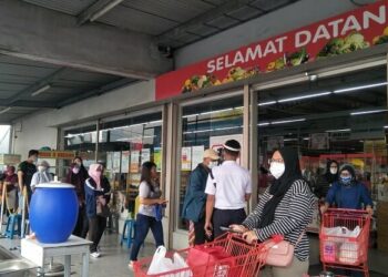 Warga Antre Borong Sembako di Pusat Perbelanjaan Kota Tangsel