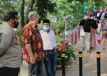 Walikota Benyamin dan Kapolres Bubarkan Pengunjung Taman Kota 2 BSD