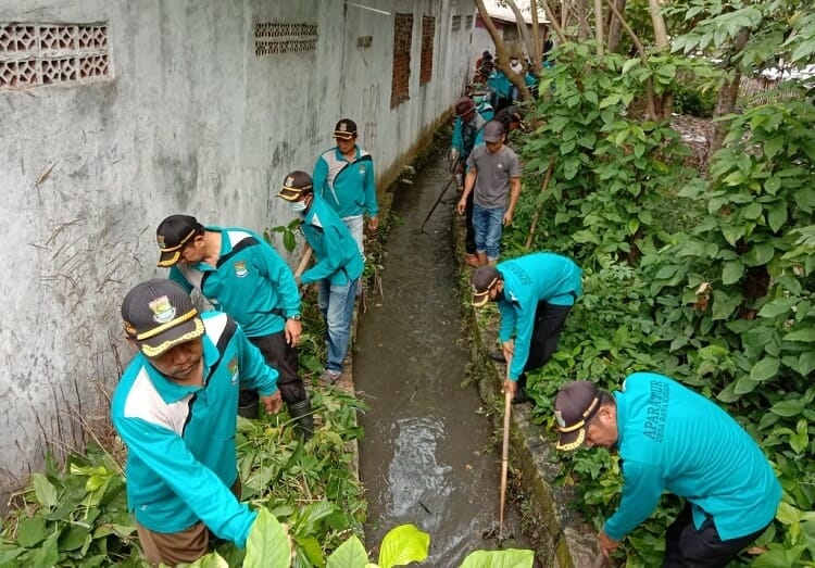Cegah Penyakit Menular, Masyarakat di Sukadiri Tangerang Bersihkan Saluran Air