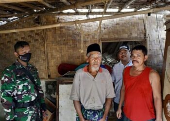 RUSAK PARAH: Rumah milik Samsudin (74), warga Kampung Bojong Kulon, RT 009 RW 001, Desa Sanding, Kecamatan Petir, Kabupaten Serang, rusak berat, akibat diterjang hujan disertai angin kencang, Sabtu (29/5) lalu. Kini, korban mengungsi di rumah anaknya. (SIDIK/SATELIT NEWS)