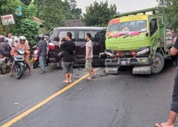 Sopir Diduga Mengantuk, Mobil APV Tabrak Truk di Pandeglang