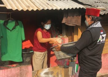 Distribusi Nasi Bungkus Untuk Membantu Warga Isolasi Mandiri di Kawasan Mikro Lockdown