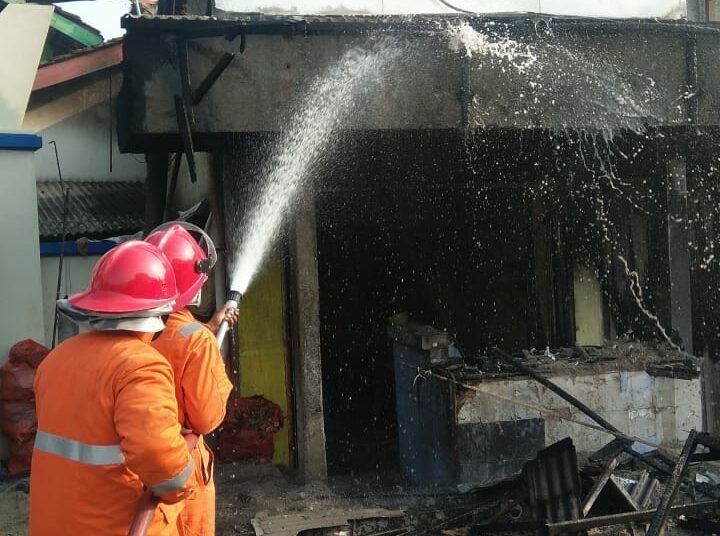 Akibat Tumpahan Bensin, Warung Nasi dan 1 Unit Motor Ludes Terbakar