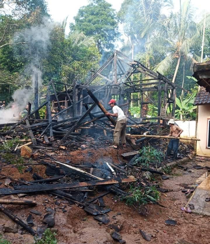 LUDES TERBAKAR - Sebuah rumah warga, ludes terbakar, Senin (28/6). Kebakaran diduga, dipicu akibat korsleting listrik. (SIDIK/SATELIT NEWS)