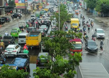 Kemacetan Jalan Akibat Genangan Air di Kota Tangsel