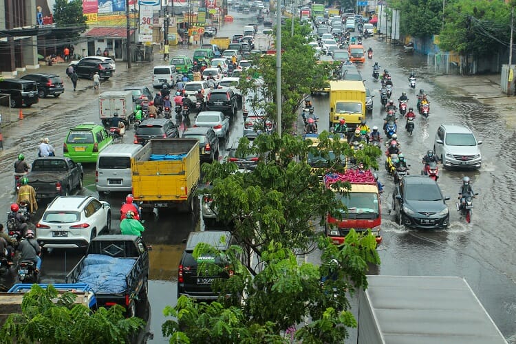 Kemacetan Jalan Akibat Genangan Air di Kota Tangsel