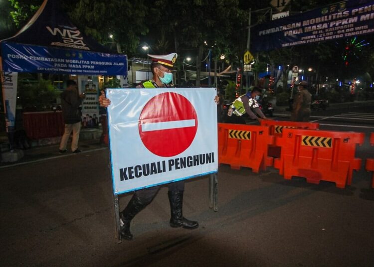 Penerapan Pembatasan Mobilitas Warga di Tangerang