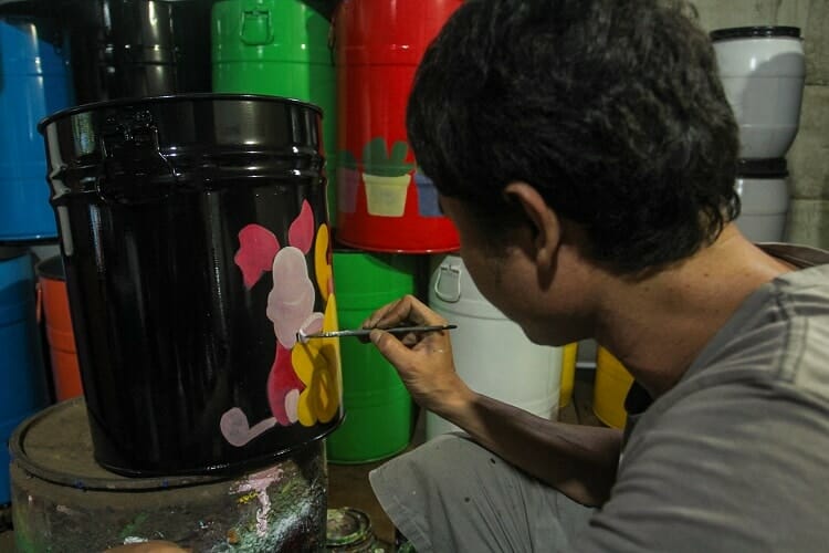 Kerajinan Tong Sampah Lukis Berbahan Limbah Drum Bekas